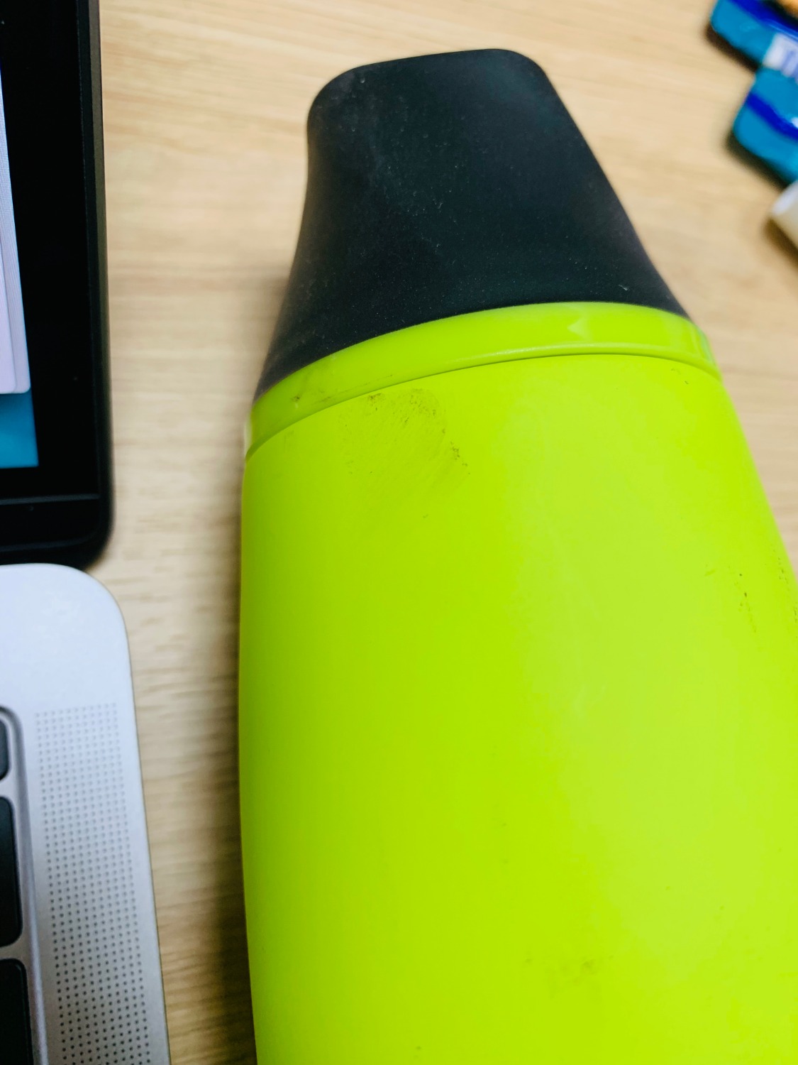 Mình mua 9 món, 8 món có hộp đầy đủ, 1 cái nằm bên ngoài bị lỗi trầy ko thể là hàng mới đem bán cho khách được, ko hộp.  Nhìn vào KHÔNG thể cho là sơ suất khâu soạn hàng mà là CỐ TÌNH gây ra sai phạm này.  Lỗi ko do khách hàng nhưng khách cũng phải chờ 2-3 ngày để được hoàn trả mặc dù khách trả phí sử dụng TIKINOW.  Khi nhận hàng shipper từ chối chờ khách kiểm hàng với lý do đã trễ giờ cần đi gấp, có gì thì liên lạc sau.

TIKI cần coi lại các khâu soạn và giao hàng của mình và có cách giải quyết hợp lý hơn là đã lấy phí TIKINOW nhưng có lỗi thì chậm chạp xử lý.

Cảm ơn.