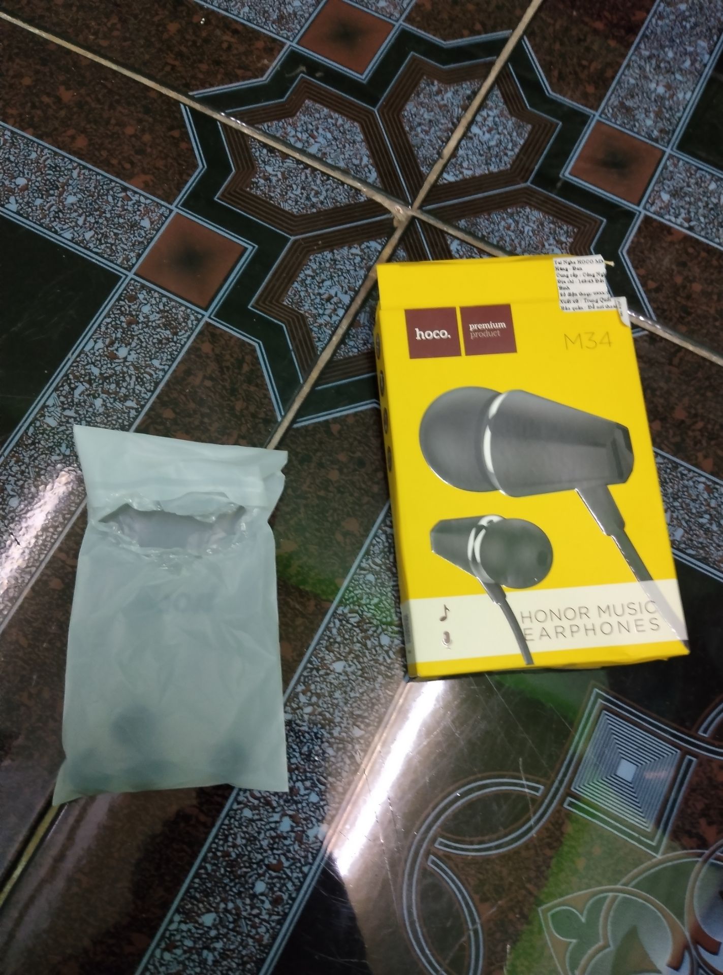 nè người bán giao hàng kiểu j v 
tụi mua tai nghe mà đua tôi chụp đen ko thấy tai nghe bịch đựng tai nghe bị xé là như thế nào