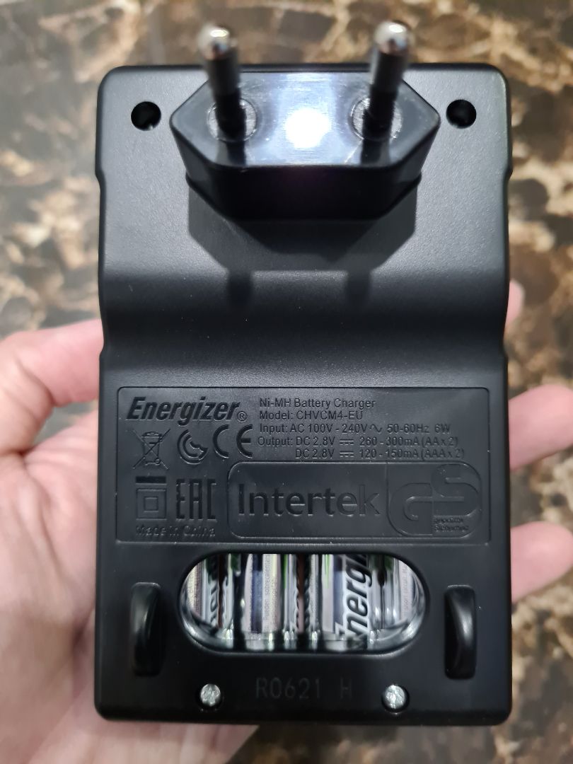 Củ sạc Made in China, Pin Made in Japan, 2000 mAh/ mỗi viên. Sạc đi kèm 4 Pin AA. Có đế con tích hợp bên trong để sạc cả pin nhỏ hơn là AAA.
Tháo ra sạc khoảng 5 tiếng thì đầy. Pin dùng được lâu, tùy thuộc vào mục đích dùng ít hay nhiều.
Có Đèn báo đang sạc, pin đã đầy và báo cả Pin chay hoặc hư nữa.
Nói chung là rất tốt.