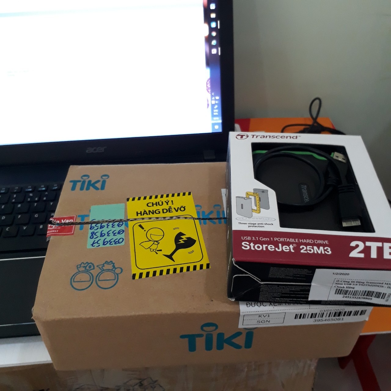 dung lượng 2 tb còn 1,81 TB, ban đầu mình tính chọn 1 TB thì chắc nó chỉ còn hơn 900 GB, do đó nếu hay đi quay film, cần lưu nhiều dữ liệu nặng hoặc lưu nhiều film nặng, các bạn cân nhắc nên chọn từ 2 TB trở lên các bạn ạ, mỗi lần quay video 1 tiếng hết cả 20 GB rồi. tốc độ của ổ cứng này mình lưu file 1,7 GB, tốc độ khoảng 7s là lưu xong các bạn nhé.