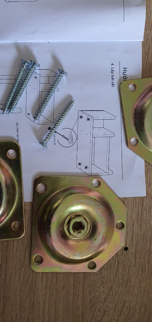 Hàng hơi khác so với hình mẫu.
Nơi để sách ngược so với mẫu.
Thiếu ốc vít để bắt chân tủ.
Shop nên coi lại hình mẫu trong bài của shop.