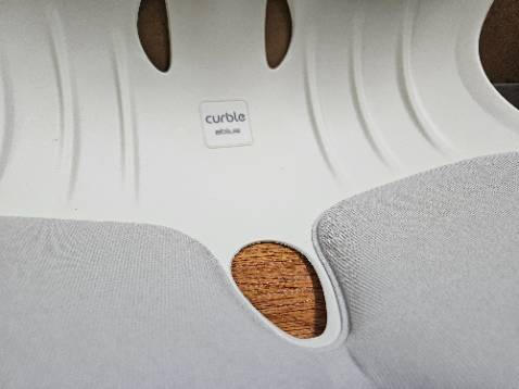 Bề mặt khá rộng. Ghế bền, chắc chắn, chịu lực tốt nhưng có vẻ khó lau chùi. Nên có tấm vải lót lưng.