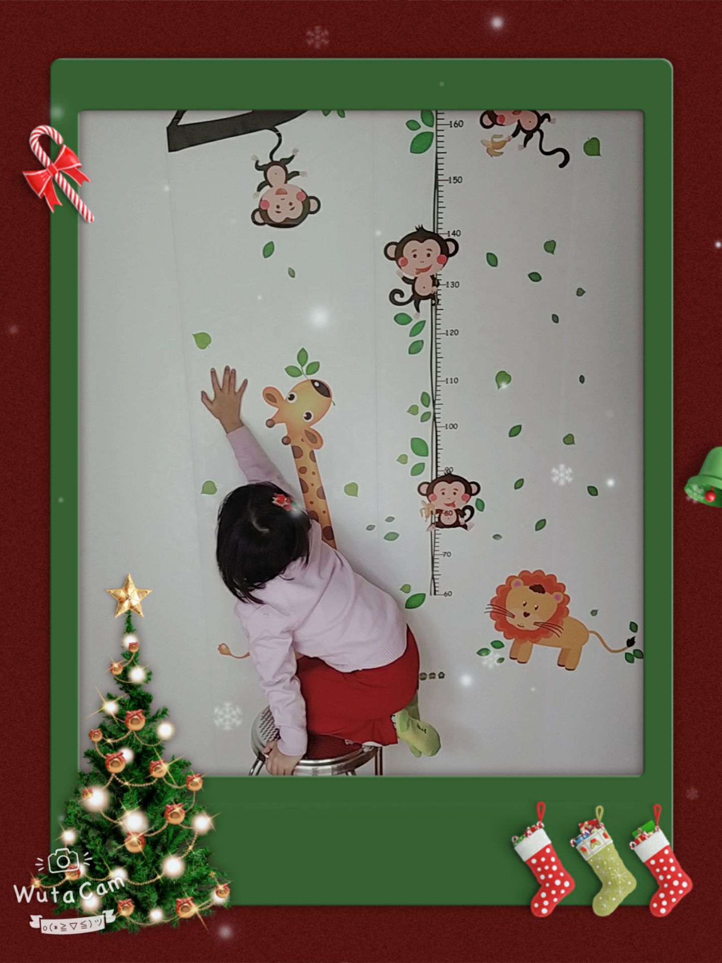 Giao hàng khá nhanh, gói bọc cẩn thận, shipper thân thiện. Sản phẩm như hình, đẹp, màu sắc tươi tắn, dễ dán. Không biết có phải do mình dán trên tấm vách nano, bề mặt hơi bóng không nên ban đầu thì dính, qua một ngày thì có hiện tượng bị bong.