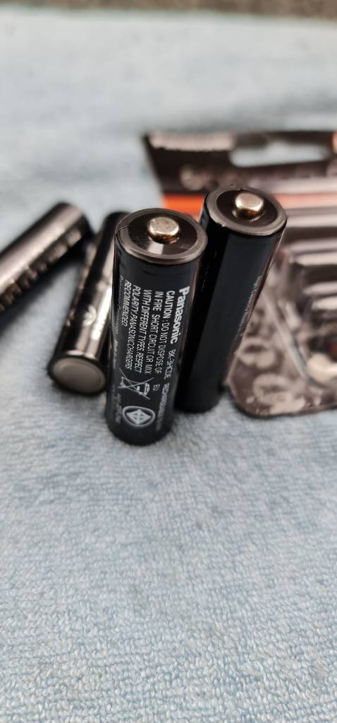 Tôi đã nhận được hàng và tôi nghi đây là hàng FAKE, vì ngoại quan và trọng lượng khá nhẹ của viên pin. 2550mAh còn nhẹ hơn viên pin eneloop 1900mAh tôi đang dùng và nhẹ hơn nhiều so với viên pin 2550mAh của nhãn hiệu khác. Thất vọng và chán. Tôi chỉ mất chưa đến 1h là sạc đầy 4 viên pin với đế sạc nhanh Panasonic⁉️ nếu được trả lại tôi sẽ trả hàng ngay.