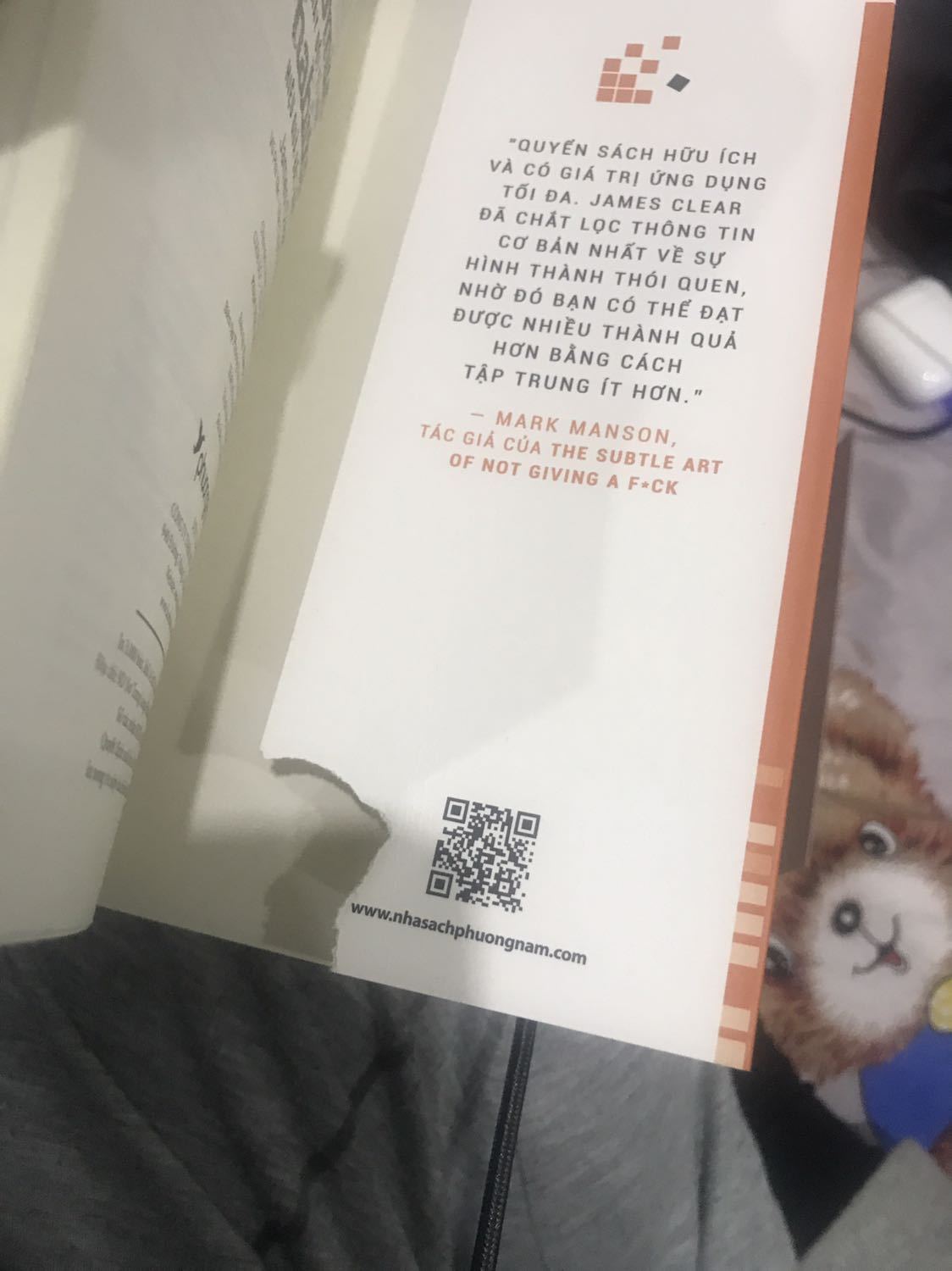 Trời ơi!! Sách không còn nguyên seal tưởng ngon lành?

Quyển này mình mua gần như giá bìa.
Mình mua về được mấy hôm rồi, đọc vẫn để nguyên đai tức là mình không tháo cái gì, sách mới mua về như nào giờ vẫn như thế. Mình đọc hơn 100 trang nhấc lên tuột cái đai sách mình nhét lại đai thì lộ ra bìa gấp sau sách bị rách một góc như này 😱  nhìn mà hoang mang vì lần đầu tiên bị trường hợp như này. Mình không kiểm tra vì không biết trước với nhà bán cũng đựng sách vào túi plastic nhìn khá ok.  Khi phát hiện mình nghĩ không biết người đóng gói giao cho tiki có biết không? Trường hợp không biết cũng có nhưng chắc sẽ ít vì phải kiểm soát hàng mà. Trường hợp biết rách nhưng vẫn giao thì chỉ để đẩy hàng đi vì sách này bán ở hệ thống nhà sách thì chẳng ai mua sách rách cả :) 

Tiki chỉ hỗ trợ đổi hàng trong hai ngày thôi, giờ quá hai ngày rồi mình muốn đổi thì quá thời hạn quy định, không biết làm sao. Nhưng sách lỗi từ bên bán. Nhờ Tiki support cho mình cái này.