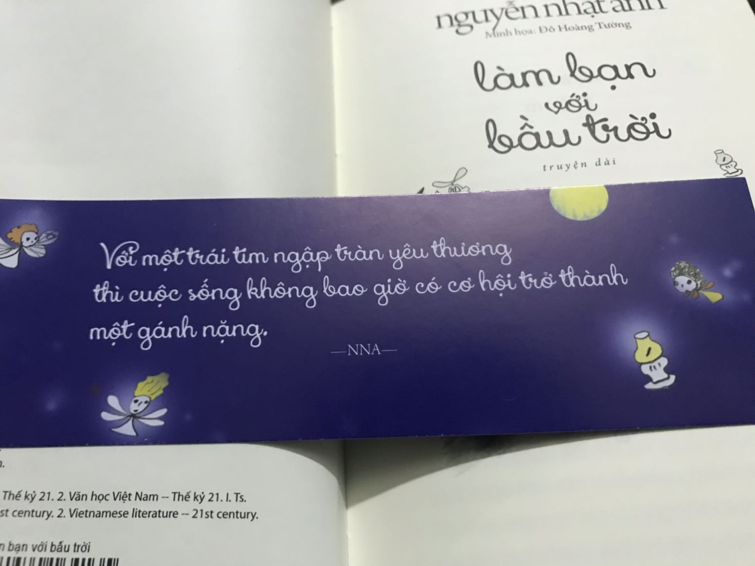 Một câu chuyện hoàn hảo và nhân văn, chứa đựng trong đó là một tâm hồn trong sáng đầy tình thương yêu. Tuy vậy, nó vẫn đan xen những nỗi buồn sâu thẳm giữa bầu trời đầy sao và ánh trăng. Chất văn của bác Ánh thì không lẫn vào đâu được, xứng đáng là người kể chuyện cho tuổi thơ, phản ánh cái chất trong trẻo và thơ ngây một cách chân thực của những năm tháng mà ai trong mỗi chúng ta đều đã trải qua.
Chất lượng sách của NXB Trẻ thì không phải bàn cải, hảo hạng. Cảm giác cầm trên tay thật thích thú, trang trí bìa lại bắt mắt làm cho giá trị quyển sách càng tăng thêm.
Các bạn sẽ nhận được nhiều giá trị khi đọc xong câu chuyện “Làm bạn với bầu trời” Một câu chuyện hoàn hảo và nhân văn, chứa đựng trong đó là một tâm hồn trong sáng đầy tình thương yêu. Tuy vậy, nó vẫn đan xen những nỗi buồn sâu thẳm giữa bầu trời đầy sao và ánh trăng. Chất văn của bác Ánh thì không lẫn vào đâu được, xứng đáng là người kể chuyện cho tuổi thơ, phản ánh cái chất trong trẻo và thơ ngây một cách chân thực của những năm tháng mà ai trong mỗi chúng ta đều đã trải qua.
Chất lượng sách của NXB Trẻ thì không phải bàn cải, hảo hạng. Cảm giác cầm trên tay thật thích thú, trang trí bìa lại bắt mắt làm cho giá trị quyển sách càng tăng thêm.
Các bạn sẽ nhận được nhiều giá trị khi đọc xong câu chuyện “Làm bạn với bầu trời”