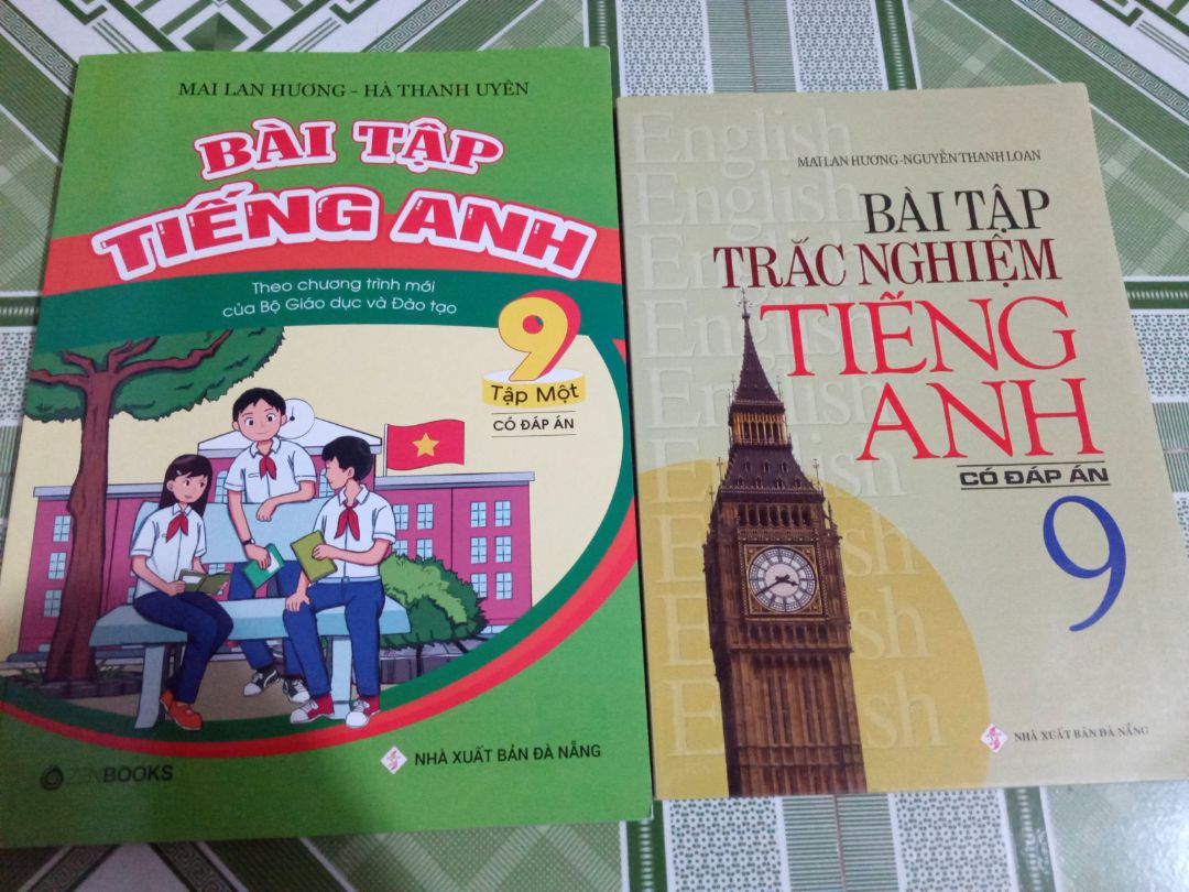 Mình rất hài lòng. Mình nghĩ là các bạn nhất định phải mua quyển này nha, rất tốt và nó khá dày (dày hơn quyển bài tập TA mình mua) nên nó có nhiều bài tập hơn để các bạn làm. rất tốt. Quyển này còn có 1 quyển bài tập TA nữa cùng tác giả nhưng mình ko mua quyển đó mà mua quyển của Mai Lan Hương- Hà Thanh Uyên, bởi vì  quyển mới này được soạn theo sách TA mới mà tụi mình đang học ở trường. Chốt lại là các bạn nên mua quyển bài tập trắc nghiệm này còn chọn quyển bài tập nào thì đó là tùy bạn. Cảm ơn các bạn đã đọc ?