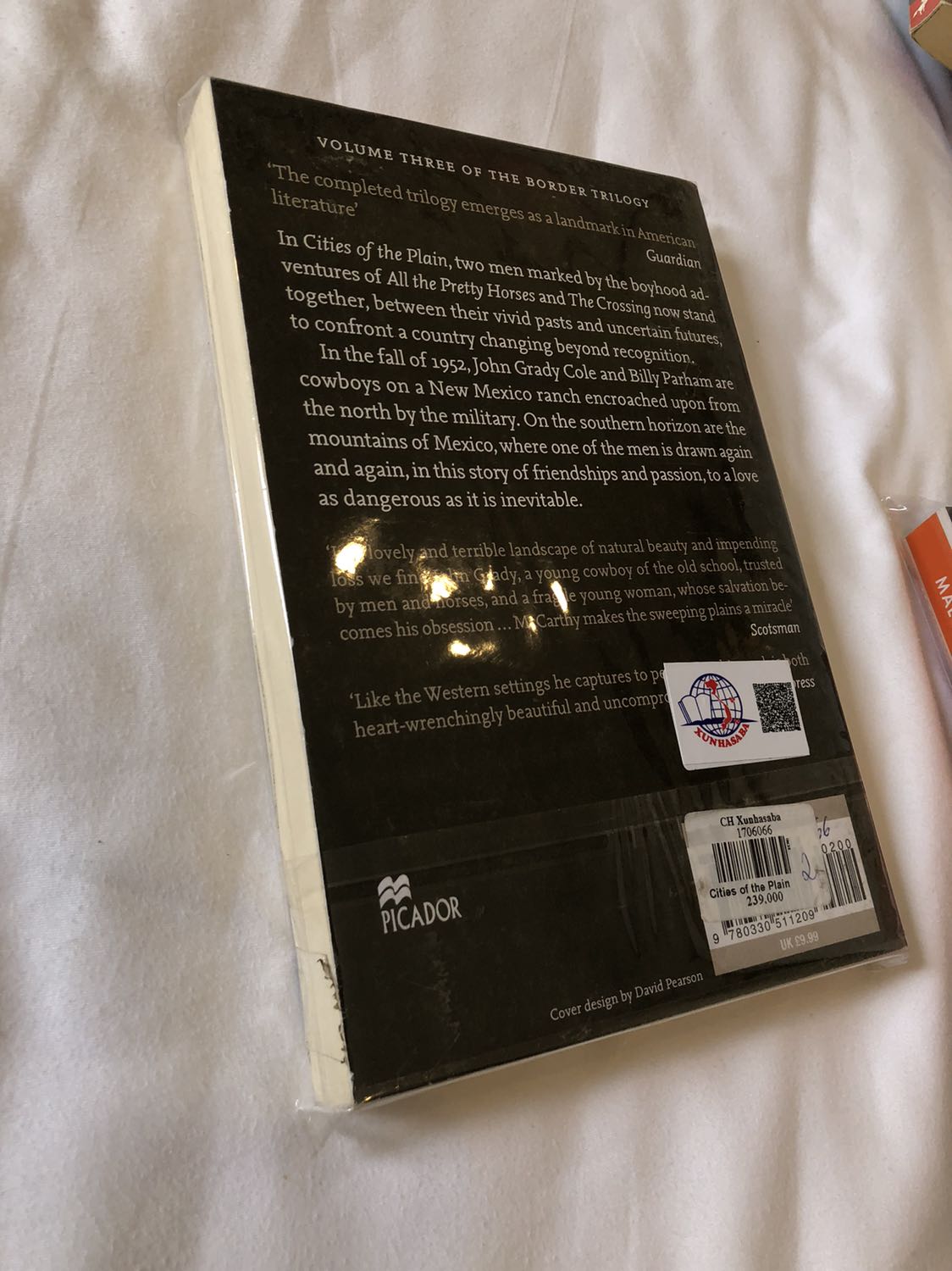 Sách tốt. Shop giao hàng đúng hẹn và gói hàng cần thận. Love McCarthy.