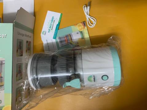 Máy khá xịn; đẹp; chế độ vắt cam tự động; lại có pin sạc mang đi đâu dùng cũng tiện; ép cam khá nhanh nhiều nước