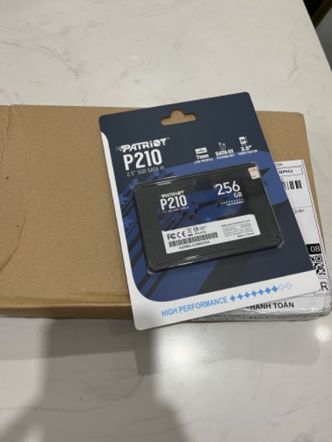 Mình đặt tối khuya, vì tiết kiệm chi phí nên chọn giao hàng tiết kiệm. Vậy mà mới sáng sớm hôm sau Tiki đã giao hàng, thật không uổng công mình ủng hộ tiki mấy năm qua. Ssd Patriot này là ổ thứ 2 mình mua. Tuy nhiên không hiểu sao sau khi cài Windows 10 64 bit và các app hoàn chỉnh, mình tháo tam ra vệ sinh máy, gắn thêm ổ cứng hdd vào là lại bị lỗi Winload.exe. Mình đã tháo hdd ra, cài lại hoàn chỉnh lần nữa, gắn thêm lại ổ hdd vào vẫn bị. Cứ thế cài đi lại ba bận vẫn lỗi vậy. Sau cũng quyết định k gắn thêm lại ổ hdd thì bình thường nên thôi cứ để vậy cho yên.