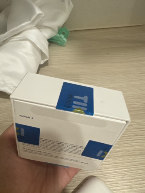 Airpods mới dùng đã hư. Chính sách bảo hành lòng vòng. Cần nhân viên trả lời mà cứ đưa AI. Mất thời gian. Không uy tín.