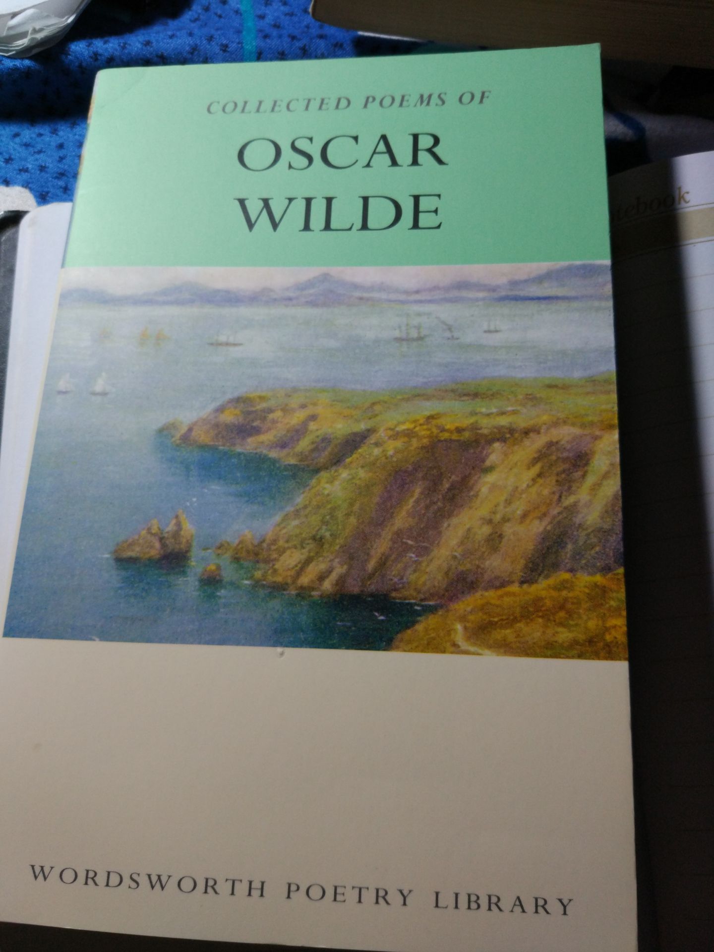 giao hàng đúng hẹn, mình mua một lúc ba quyển luôn, giá rẻ, giấy đẹp, đọc ko mỏi mắt, thơ của Oscar Wilde rất hay và mạnh mẽ, ngôn ngữ cổ nên có chú giải. đáng đọc