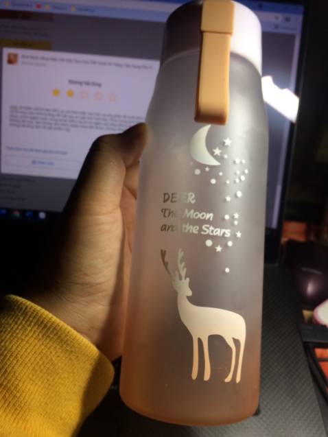 Umk, về thẩm mỹ thì tầm 80% so với hình thật. Hơi nhỏ và nhẹ, không chắc tay, phần *** bình phía ngoài có lỗi màu sơn mình tưởng vết bẩn lau nhẹ, ai ngờ tróc luôn keo. Phía trong bình hôi mùi nhựa, mình ngâm nước xong lại bỏ thêm táo lê vô ngâm vài tiếng đồng hồ mà cũng không hết mùi. Nói chung nếu thích muốn mua vẫn được, nhưng riêng mình cảm thấy không hài lòng lắm về sản phẩm này. Hình ảnh mình gửi kèm dưới nhận xét, (nếu đổ nước vào để tủ lạnh lấy ra + thêm với hiệu ứng màu sắc của bình nước thì bình cũng sẽ rất đẹp như hình bán), nhưng mình lười lắm nên cứ chụp hình r phan thôi, còn 1 bức là ảnh lỗi của bình mình đã nhắc như trên.