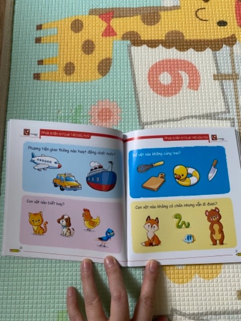 Sách nhìn chung là khá hay. Tuy nhiên sách hơi nhỏ, khổ giấy bên trong còn chia làm 2 nội dung nên với 1 số bé còn nhỏ sẽ hơi khó để nhìn chi tiết.