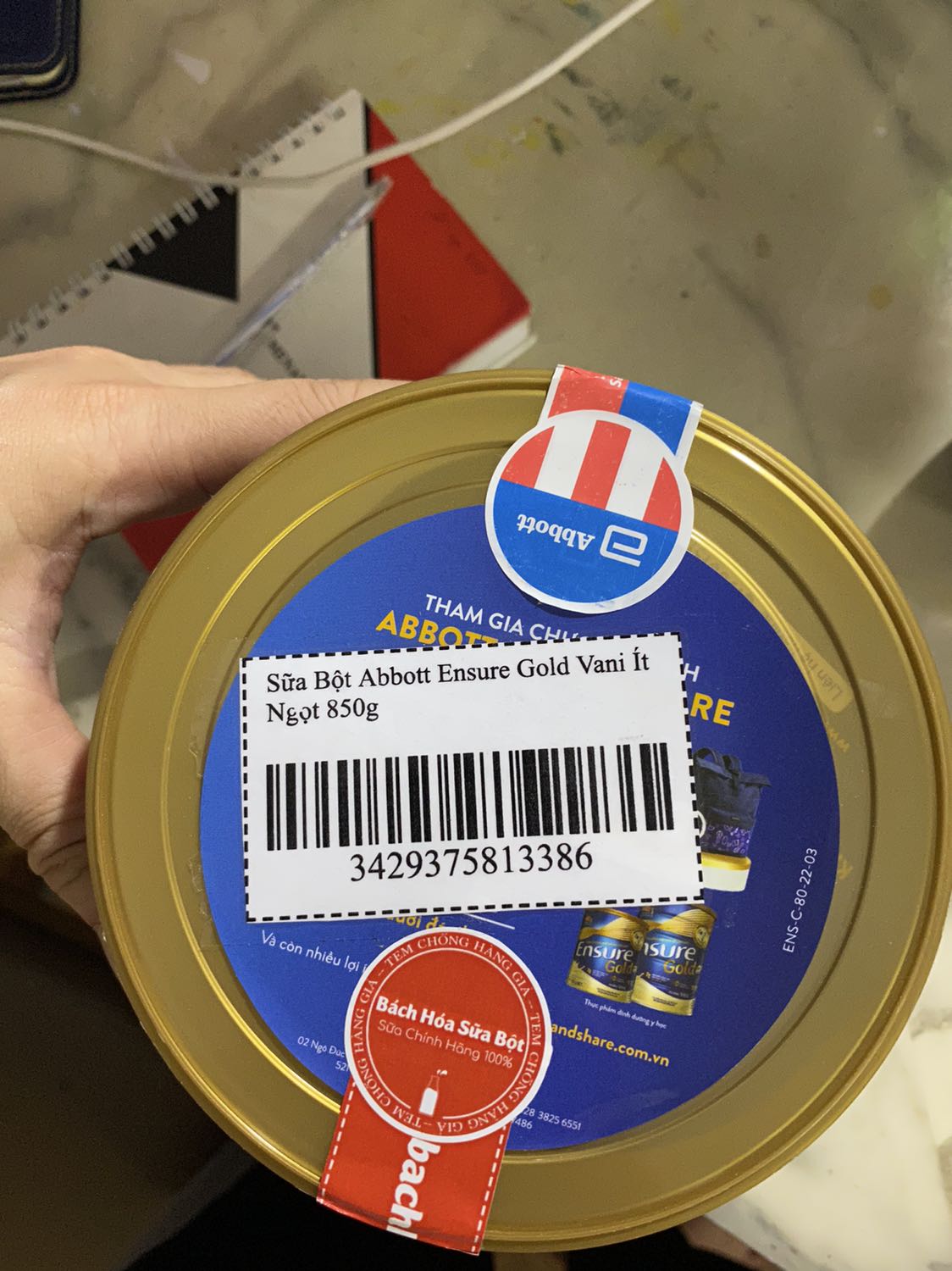 Sữa ngon. Rất thic hợp cho người lớn tuổi để bổ sung dinh dưỡng. Mua cho cha uống cha khen ngon dễ uống ít ngọt rất thíc hợp.
Đề nghị nhà sx để cái muỗng ở trên . Nãy mở hộp ra kiếm muỗng muốn quạu luôn á. Muỗng bị nhét tít sâu tận đáy hộp luôn.