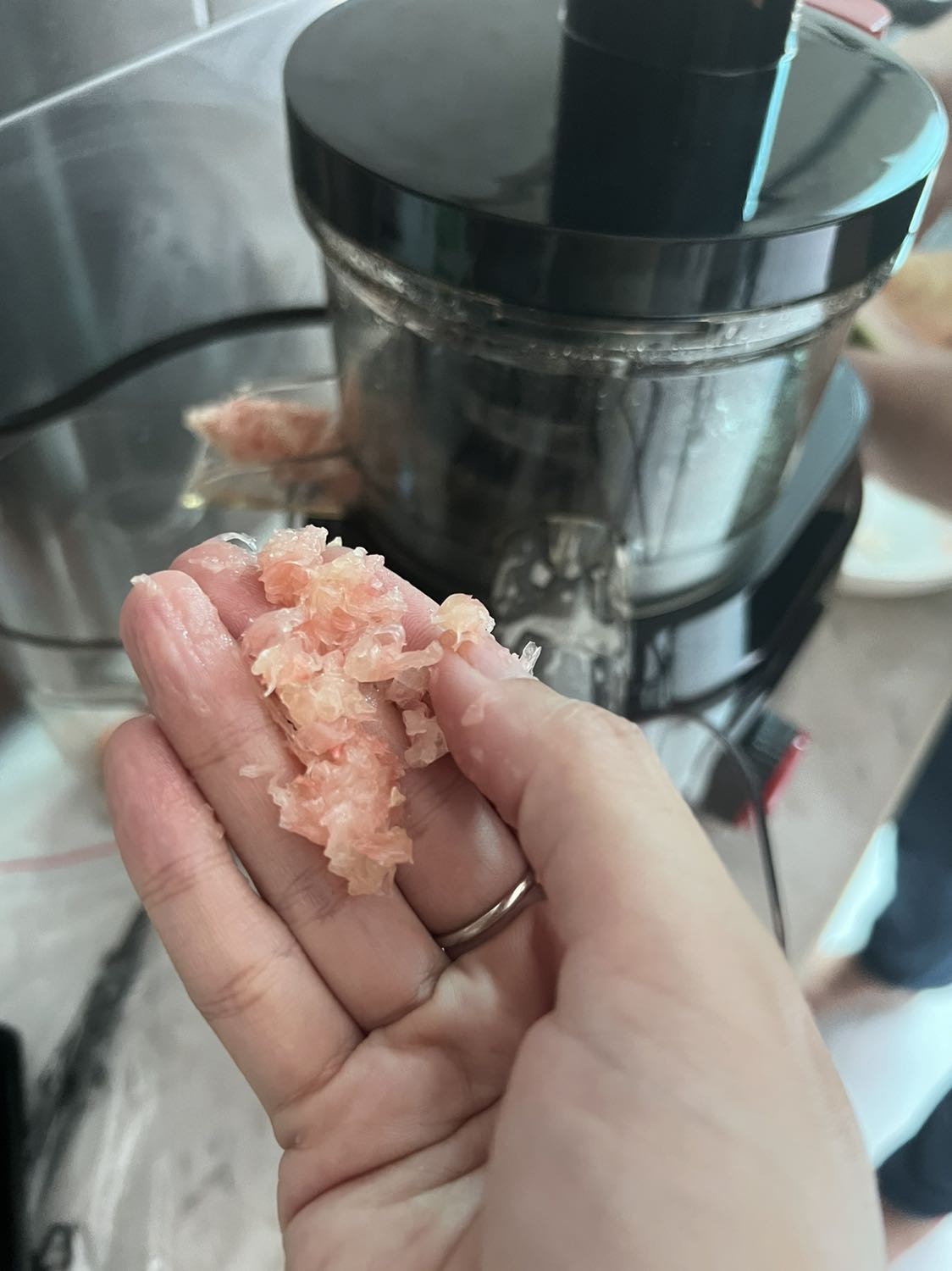 Ưu điểm sản phẩm:
1. Giá tốt trong các dòng máy ép chậm. Chất lượng ngang ngửa các dòng phân khúc 5-6tr
2. Dễ tháo lắp và vệ sinh hơn một số dòng khác
3. Máy êm, bã mịn tương đối, độ kiệt nước ở mức chấp nhận đc!
4. Có chức năng quay lùi để giảm thiểu kẹt máy
Điểm trừ rất lớn: hdsd phải nói là tệ. Thông tin rời rạc, người lớn tuổi hoặc ai lần đầu bỡ ngỡ đọc hdsd xong chắc quăng luôn. Ko thấy mục nào hd dùng máy mà toàn nhìn hình đoán chữ… hình minh hoạ 1 đằng, chú thích 1 nẻo mà ko hề có hdsd cách vận hành máy. Cả tiếng anh và tiếng Việt đều như nhau. Thiết nghĩ nên cải tiến vấn đề này. Ưu điểm sản phẩm:
1. Giá tốt trong các dòng máy ép chậm. Chất lượng ngang ngửa các dòng phân khúc 5-6tr
2. Dễ tháo lắp và vệ sinh hơn một số dòng khác
3. Máy êm, bã mịn tương đối, độ kiệt nước ở mức chấp nhận đc!
4. Có chức năng quay lùi để giảm thiểu kẹt máy
Điểm trừ rất lớn: hdsd phải nói là tệ. Thông tin rời rạc, người lớn tuổi hoặc ai lần đầu bỡ ngỡ đọc hdsd xong chắc quăng luôn. Ko thấy mục nào hd dùng máy mà toàn nhìn hình đoán chữ… hình minh hoạ 1 đằng, chú thích 1 nẻo mà ko hề có hdsd cách vận hành máy. Cả tiếng anh và tiếng Việt đều như nhau. Thiết nghĩ nên cải tiến vấn đề này.