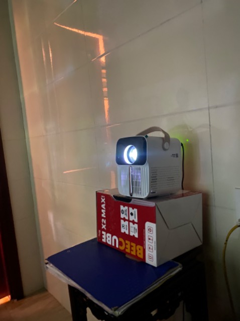 Hình ảnh khá tốt. Nhưng phải tắt điện có điện thì hơi mờ. Âm thanh cũng lớn.  Ko pit bền ko