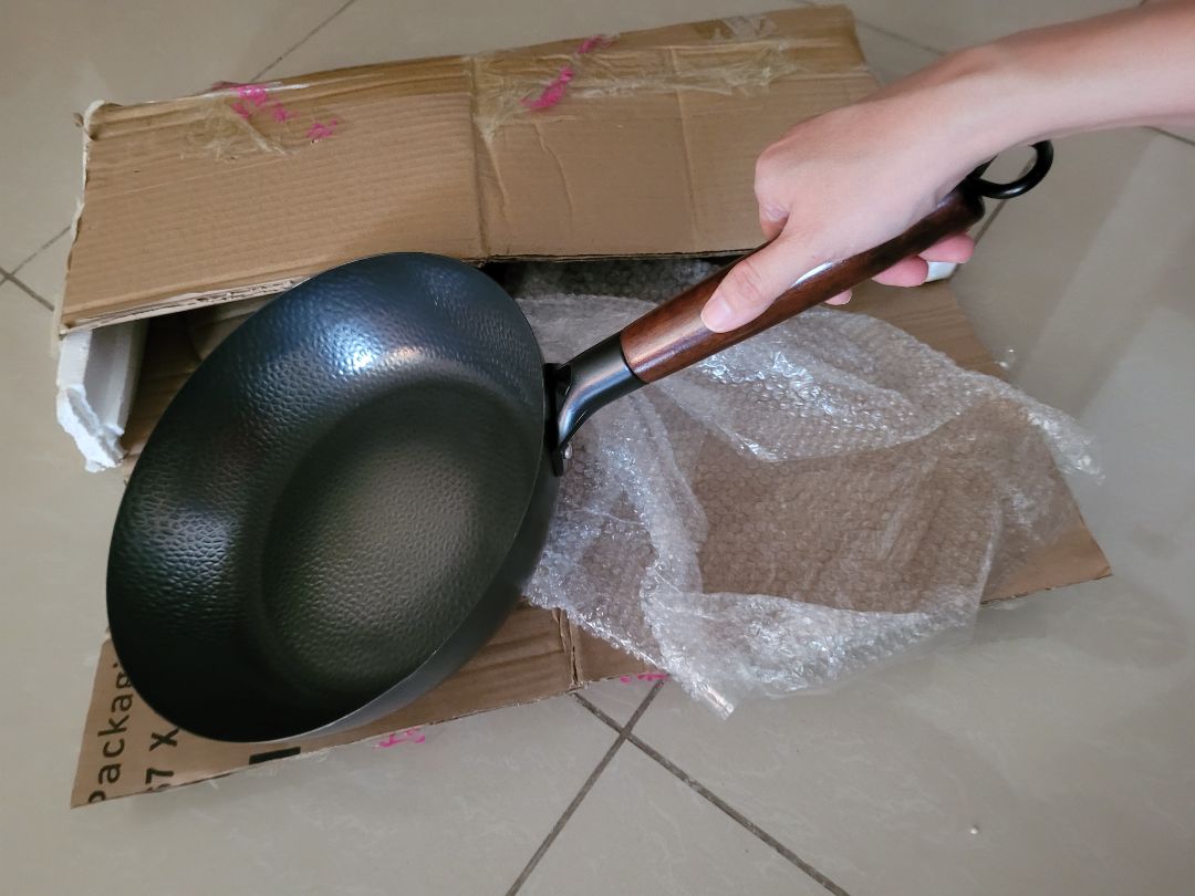 chảo đẹp, nặng tay, nhưng dính thôi rồi luôn