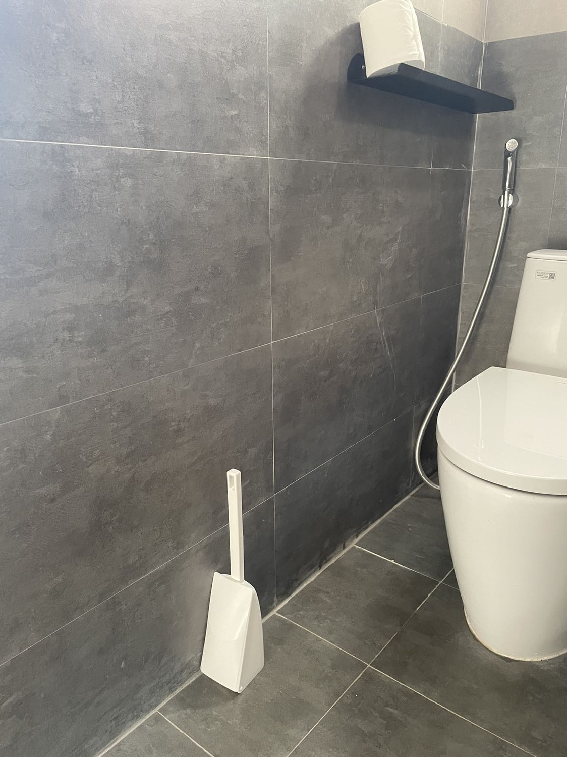 Chổi cọ cảm giác vừa phải không bị cứng quá gây xước men hoặc nắp nhựa bồn cầu. Màu trắng sạch.