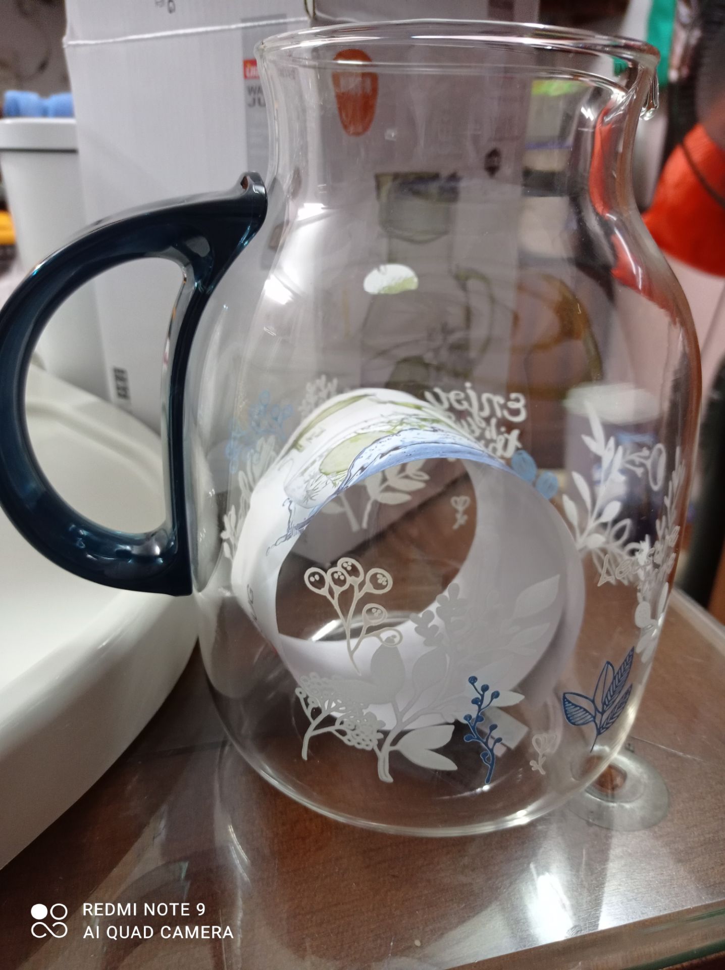 không biết có phải là bình thủy tinh thật ko, mình thấy ko giống thủy tinh lắm