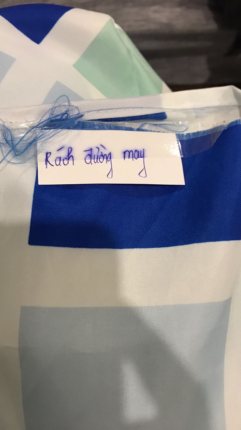 Nhận hàng, mở bao bì ra thì thấy sản phẩm lỗi và dán lỗi từ nhà cung cấp. Tại sao sản phẩm lỗi vẫn giao hàng để mất thời gian của 2 bên vậy? Yêu cầu đổi hàng cho mình nhé!
