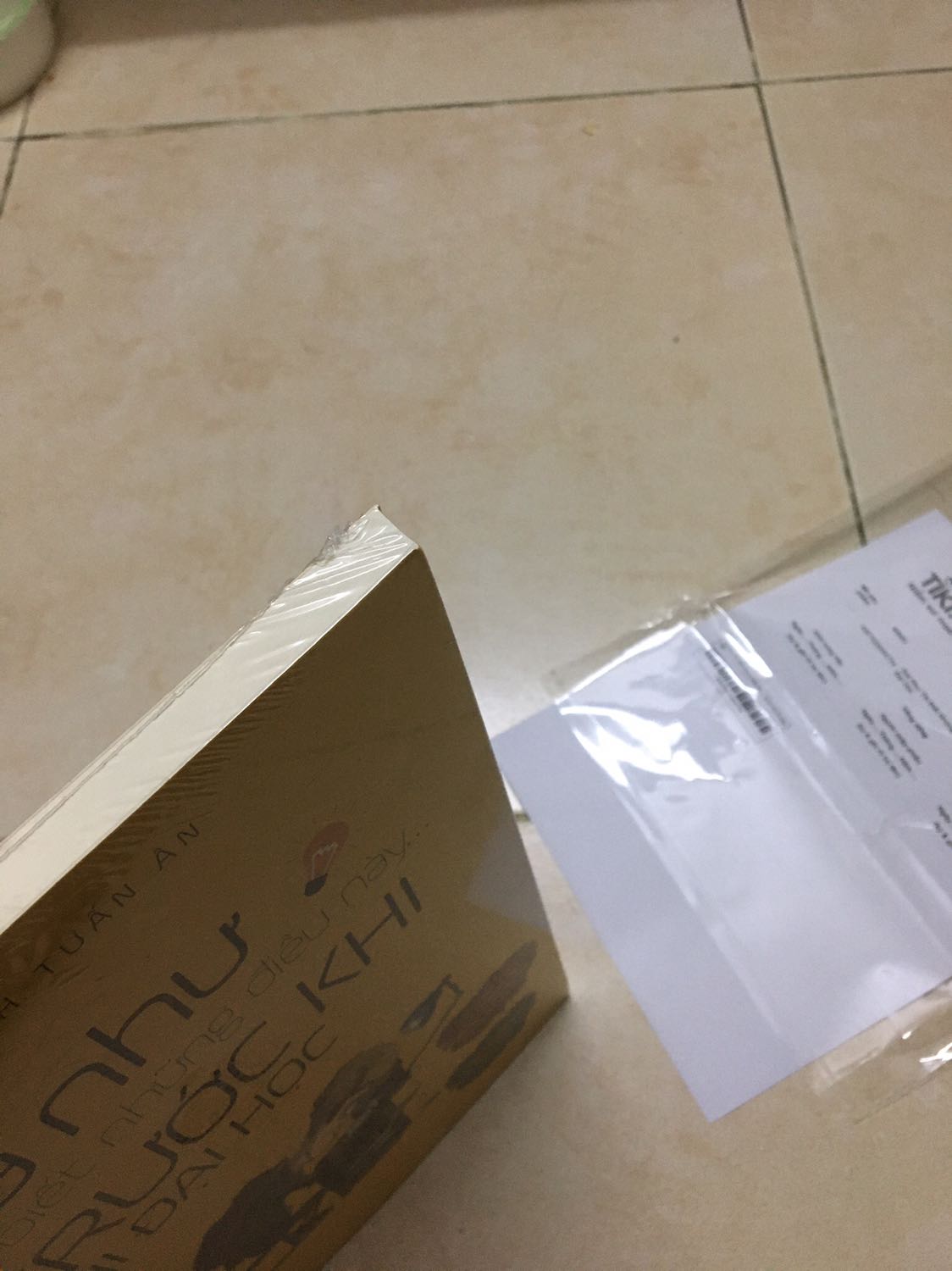 Giao hàng nhanh, gói hàng rất kỹ, ngoài phần hộp còn bọc đến đến 2 lớp nilong. 
Mới đọc có 3 chương nhưng đã thấy hay rồi và cũng đang háo hức đọc các chương tiếp theo, nội dung sách có vẻ chủ yếu kể về các câu chuyện thời đi học của tác giả và của những người nổi tiếng trên thế giới, cùng với các bài học mà họ rút ra được, nói chung hay và rất lôi cuốn. Hài lòng