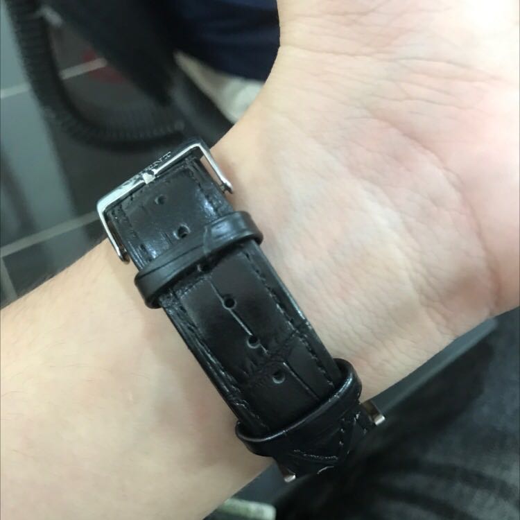 Quá ổn so với tầm giá , có tặng dụng cụ tháo lấp + thanh chốt đồng hồ, mặc dù chất liệu hơi cứng, khuyến khích 5*