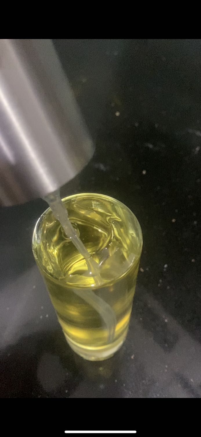 Khi vừa nhận hàng, mình chế dầu vô, cất rồi đi ăn cơm, rồi nghe tiếng rắc, mình đoán ngay là chai dầu có vấn đề (do đọc comment của 1 bạn trước đó với tình trạng tương tự) nên chạy vô xem, y như rằng, đầu lìa khỏi cổ! Mình liên hệ Tiki để complaint và đề nghị đổi lọ mới, Tiki từ chối với lý do là sản phẩm đã qua sử dụng. Nên mình nghĩ sản phẩm này dùng để trưng bày thì ok, bạn có thể mua nó vì ngoài hình nhìn cũng ổn, đừng chế dầu vô xài nha, vì có khả năng nó bị rơi cổ, không trưng bày tiếp được đâu, đổi cũng không được.