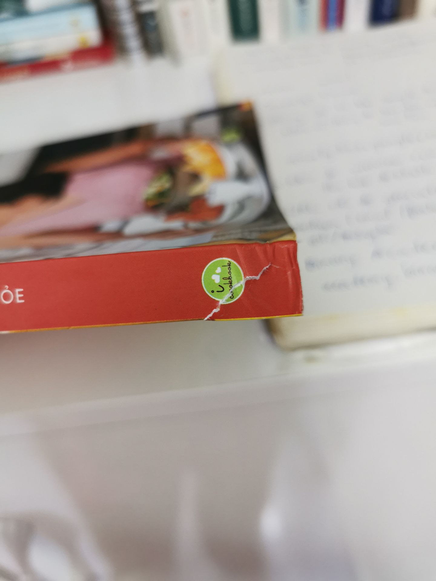 Sách cho người Việt Nam nhưng các công thức nấu ăn không được Việt hóa cho lắm, rất nhiều các nguyên liệu đắt tiền hoặc phù hợp với lối sống ở trời Tây hơn.
Lần đầu tiên nhận sách từ tiki mà bị gãy & rách lưng sách như vậy. Nói chung là không hài lòng chút nào