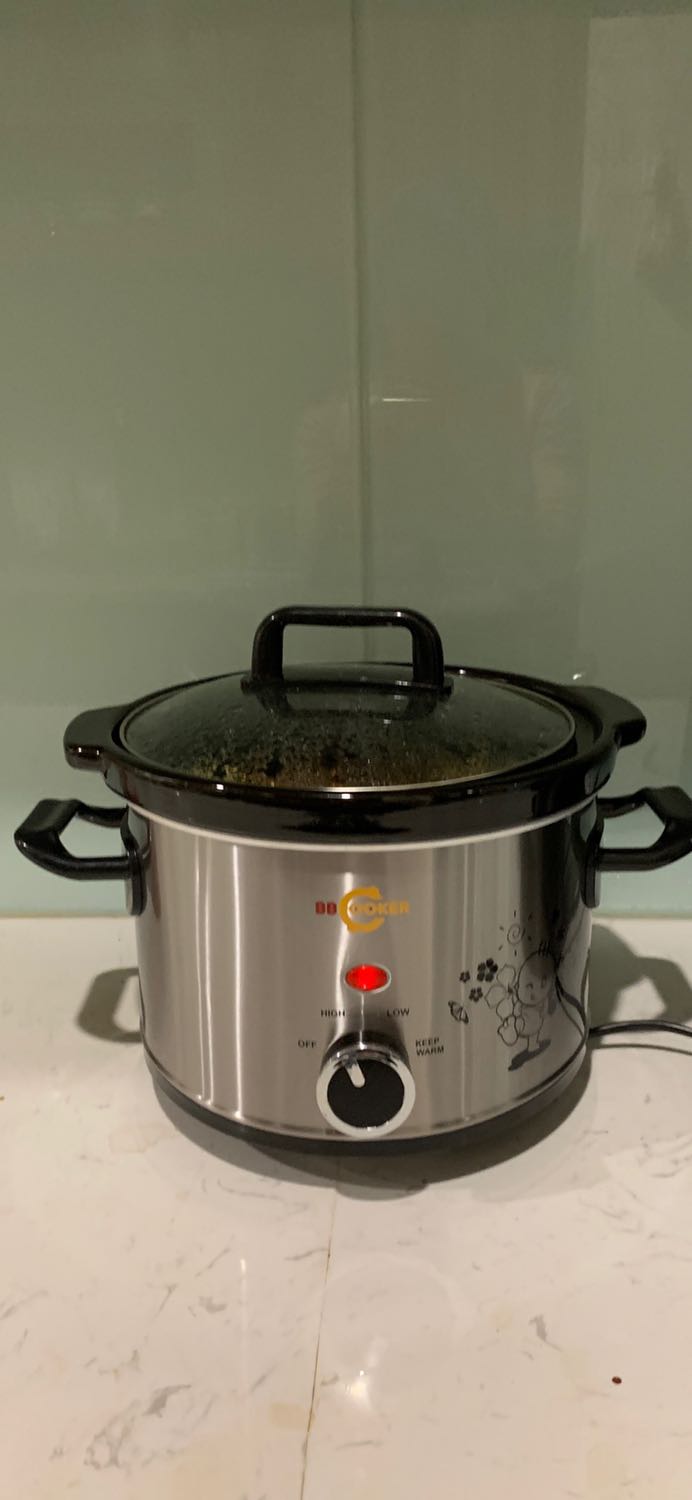 Mình nhận dc nồi sớm hơn so với dự tính nhưng nấu mãi ko nhừ thit. Theo hướng dẫn đặt ở mức High thì sau 2-2.5 tiếng thịt sẽ nhừ, vậy mà mình để 4 tiếng vẫn cứng nguyên. Tôi muốn đổi hàng