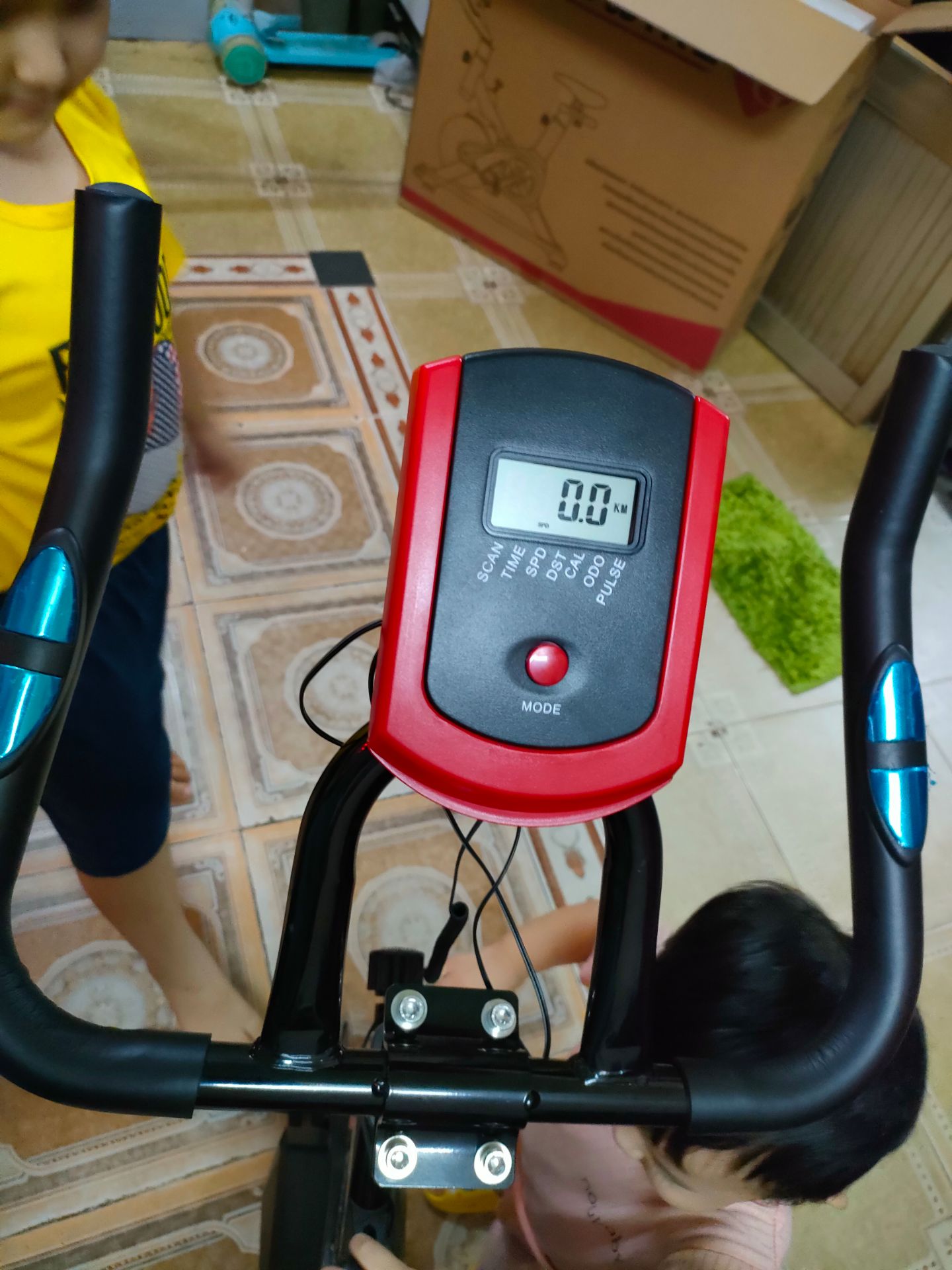 lắp ráp xong thấy khá chắc chắn, nhỏ gọn không chiếm nhiều diện tích.