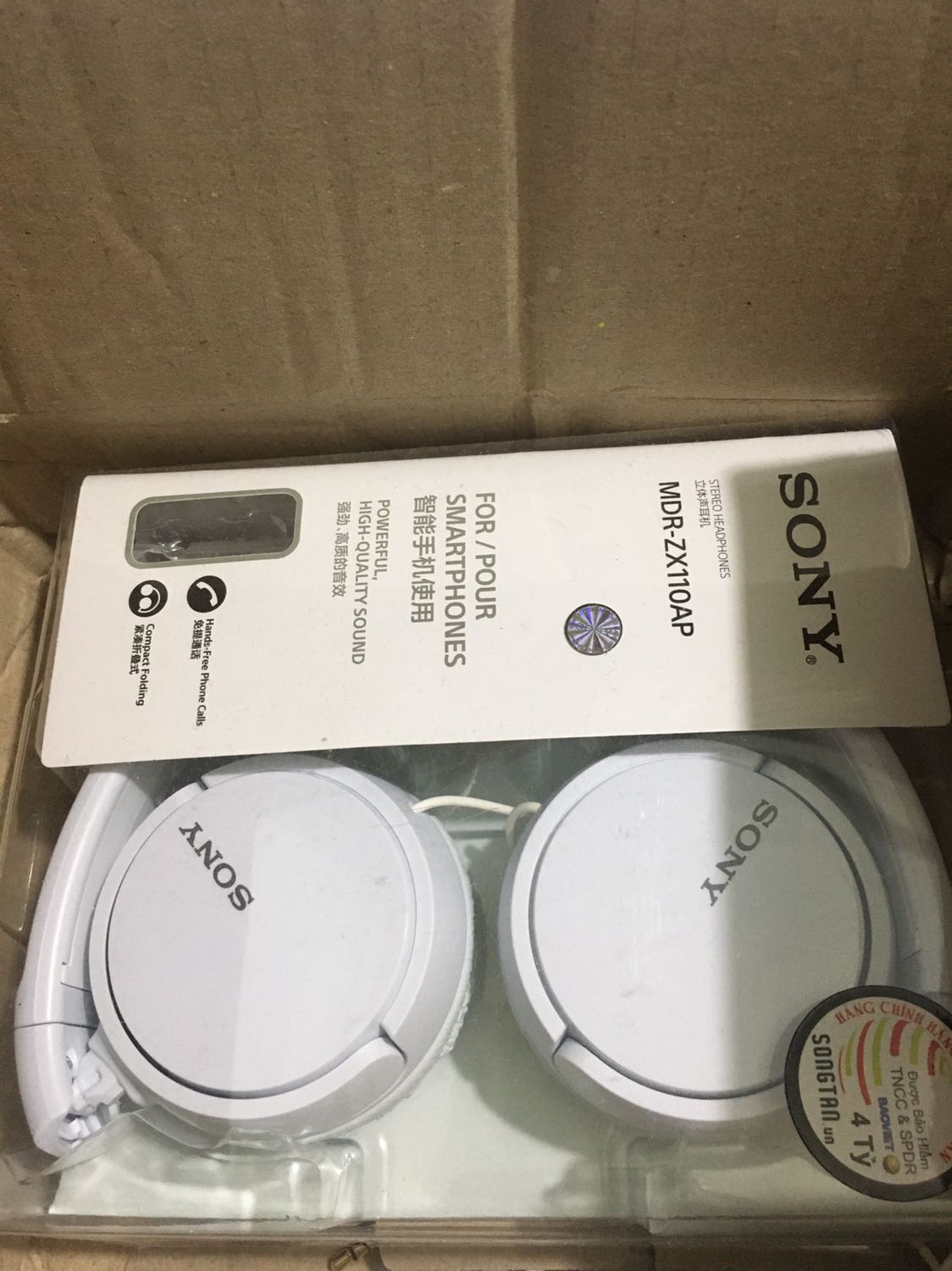 Tai nghe rất ổn và phù hợp với giá tiền
Tuy nhiên, giao hàng không có túi bóng chống xóc ở trong nên tai nghe giao tới thì bị móp một vài chỗ
Mình đeo tai nghe lâu mà sẽ bị đau tai cho mình đeo mắt kính nên bị kẹt gọng kính
Nhưng mà mình thấy là nên mua