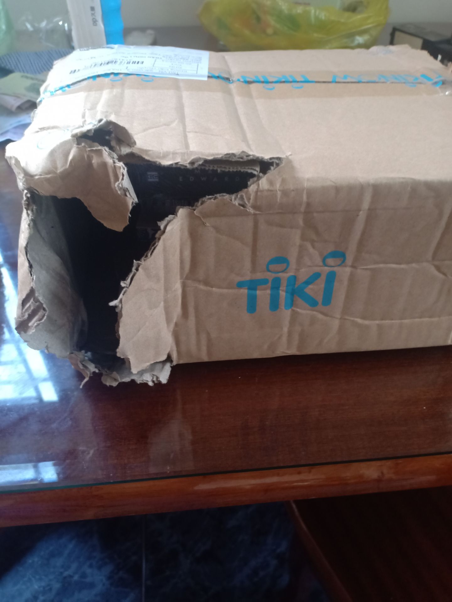 Thất vọng với việc đóng gói và giao nhận của Tiki cũng như sản phẩm bên trong. Hộp carton rách toạc đến mưc một con mèo có thể chui vào. Sách quăng góc, rách bìa