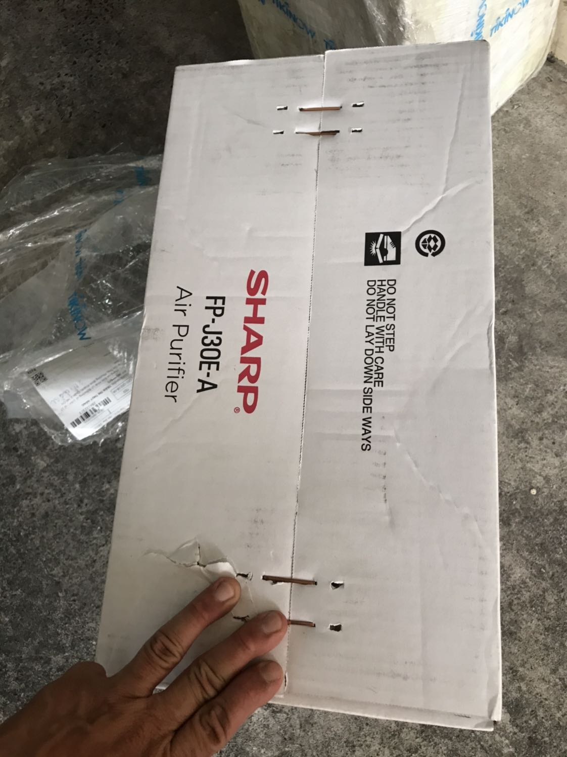 Canh mua em này phải 1 tháng,đọc hết bình luận của người mua trước mới quyết định tậu em ý về,quả là không làm mình phải thất vọng,máy xịn sò so với tầm giá,thương hiệu Sharp lớn rồi,có cảm nhận khi bật máy hoạt động êm,có 3 chế độ phù hợp với ngày,đêm,có tạo ion có sách hướng dẫn TV dễ hiểu.Hàng made in ThaiLan khá hài lòng.
Buổi ngày cảm nhận lọc không rõ như ban đêm,đêm đến khi bật máy lên cảm nhận không khí trong lành mát mẻ lắm dù mình ở chung cư lầu 8 khu mình ở khá nhiều cây xanh mà vẫn cảm nhận được.Như từ SG về quê ngủ vậy,hihi
Nhà có con nít dù ở trệt hay chung cư lầu cao cao thì cũng nên mua 1 em bỏ phòng ngủ.Rất xứng đáng đồng tiền luôn.