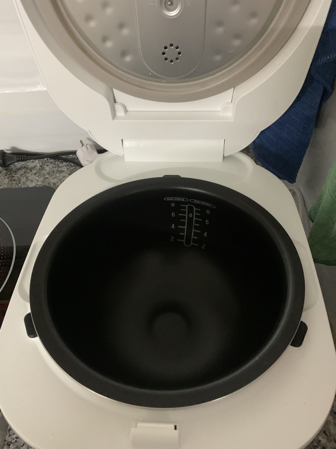 nấu cơm ngon, nấu cháo siêu ngon. chế độ hâm nóng cho cơm nóng như vừa nấu mà lại ko hề bị dính nồi. tuy nhìu bình luận nói nắp nồi ko khít nhưng mình thấy nó cũng ko ảnh hưởng đến chất lượng. Nhược điểm duy nhất là đọng nước ở thành nồi nhưng cũng k hề chảy xuống cơm, và bốc hơi cũng nhanh nên về cơ bản cũng k ảnh hưởng đến chất lượng sử dụng. Cảm thấy rất xứng đáng với giá tiền. Luôn hài lòng về các sản phẩm của Tefal. Chỉ có duy nhât nồi tặng kèm thì nắp ko khít với nồi cho lắm. Nhưng vì là quà tặng kèm nên ko có j phải phàn nàn. Vote 5*