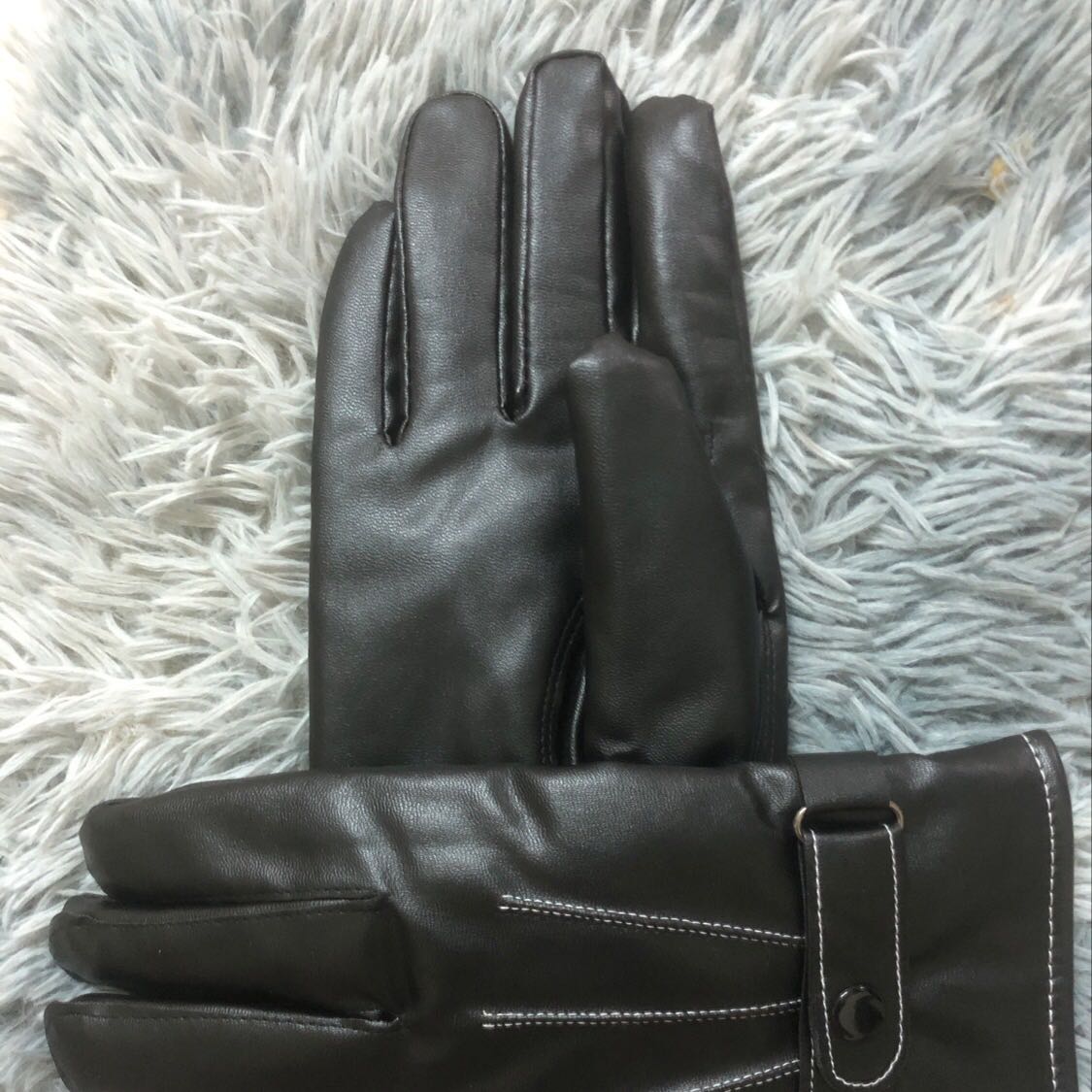 Mấy hôm rét mua đc đôi găng tay đi. Thấy chất da khá là mềm. Có cúc để điều chỉnh to nhỏ cố tay cho nam và nữ đều dùng đc ấy. Đường may dày dặn, chắc chắn nhé, k thấy chỉ thừa. Cho 5 sao còn lại chưa dùng chưa biết độ bền.