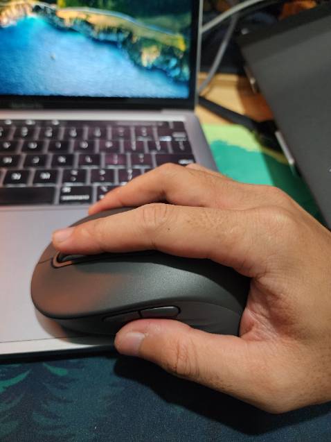 Bảng size ko chính xác. Tay mình đo =3 thẻ ATM nhưng size L vẫn hơi to. Cảm giác phải với ngón tay khi lăn chuột. Về chức năng thì oke. Ai cần mình pass lại !!!