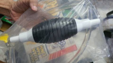 Sản phẩm không đúng với hình ảnh trên trang web.Hình ảnh quảng cáo đầu bơm bằng kim loại, nhưng hàng nhận được thì đầu bơm bằng nhựa. Đề nghị shop giải thích rõ