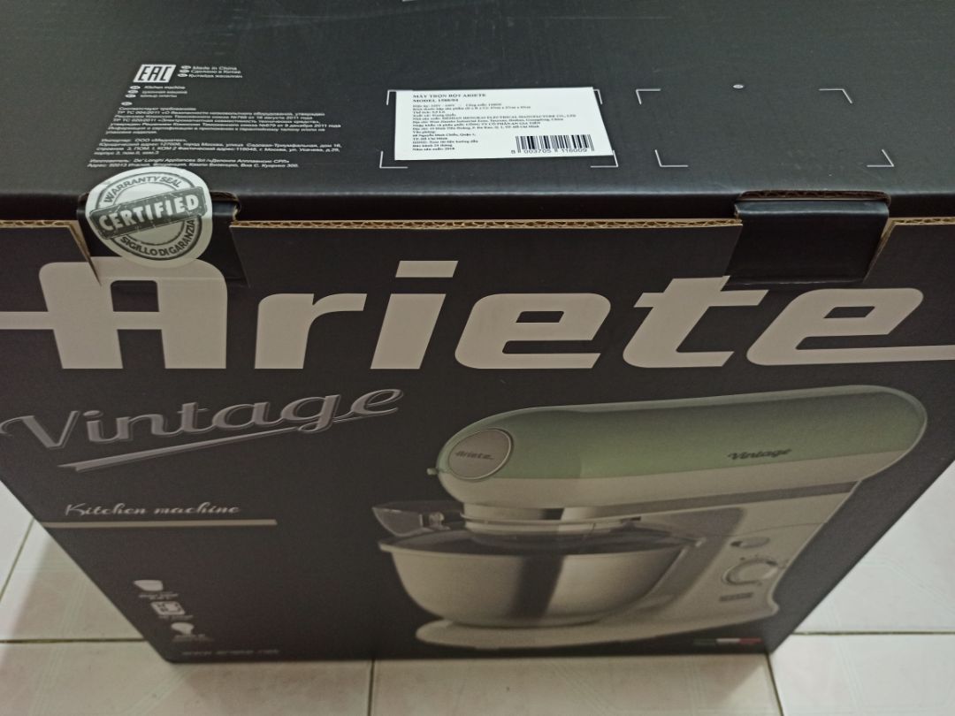 Giao hàng nhanh. Shop đóng gói kỹ. Hãng cũng đóng 2 thùng carton. Mẫu mã phong cách châu Âu. Thương hiệu này thuộc tập đoàn Delonghi, nổi tiếng của Italy ở châu Âu. Ai đã dùng qua sp của Delonghi như máy pha cà phê thì sẽ biết đến thương hiệu này. Mua tặng bà xã nên cũng chưa thử đc nhiều. Trước mắt, cảm nhận máy có kết cấu nhựa liền lạc, bóng, đẹp.  Mô tơ không quá ồn khi chạy hết số. Máy khá vững chắc khi chạy số lớn, không bị rung lắc mạnh, do phần chân đế đc thiết kế thêm cao su hít chân không.