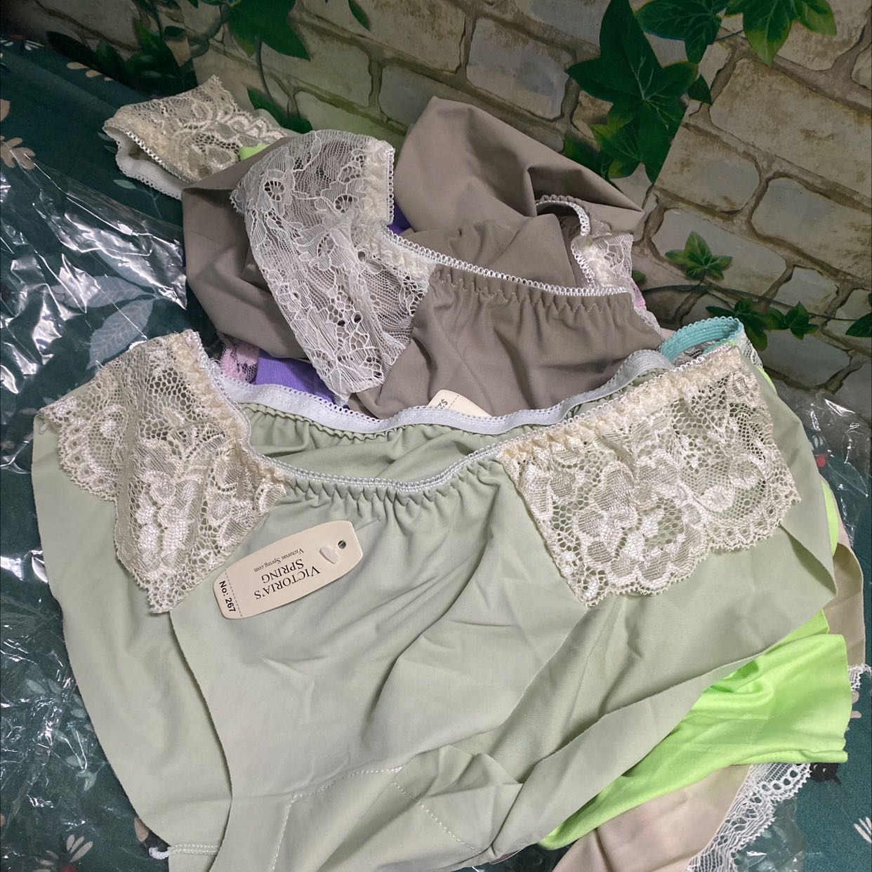 Thật sự không hài lòng 
Tôi đặt mua sét 10 quần big size mà giao có 8 cái size nhỏ, chưa thử nên chưa biết có vừa không. Thậm chí có 1 cái bị rơi nhãn hiệu ra nữa. Từng mua nhiều hàng của Tiki riêng lần này rất thất vọng.