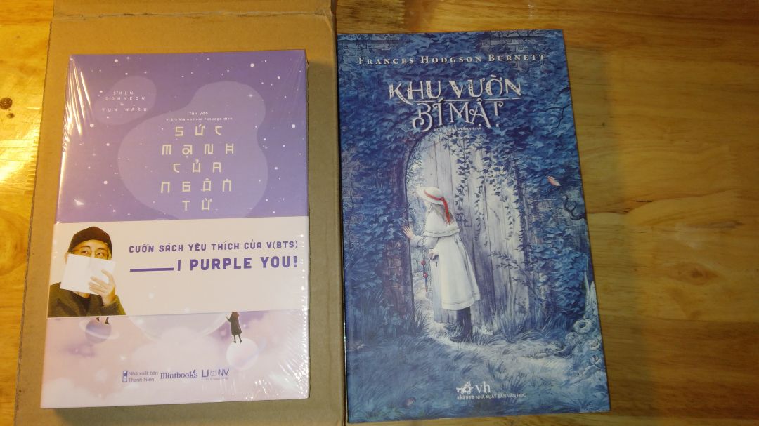 chưa bàn về nội dung sách nhưng sao shop gói hàng sơ sài vậy ạ :(? gì mà mới mua hàng về khui ra cái bị móp ngang luôn:( em giữ sách cẩn thận nên nhìn nó bị thế xót lắm ạ:( 
mong shop lần sau cẩn thận hơn, còn về cơ bản thì hài lòng về dịch vụ lắm ạ. Cảm ơn shop nhìu nhìu 😚