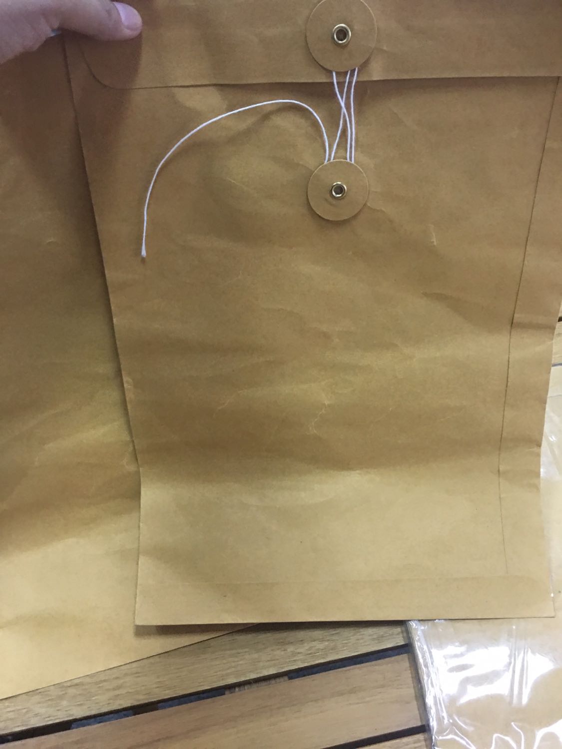 Hàng nhìn cũ kĩ, nhàu nhò, chất lượng giấy tệ. Thùng carton nhỏ nên giấy bị bẻ cong.