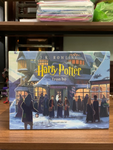 Luôn an tâm với dịch vụ của tiki. Ship siêu tốc khi 6h tối Chủ nhật đặt,10h sáng hôm sau đã nhận đc. Set này giá rất tốt, bọc cẩn thận. Dịch hay, chất lượng in tốt