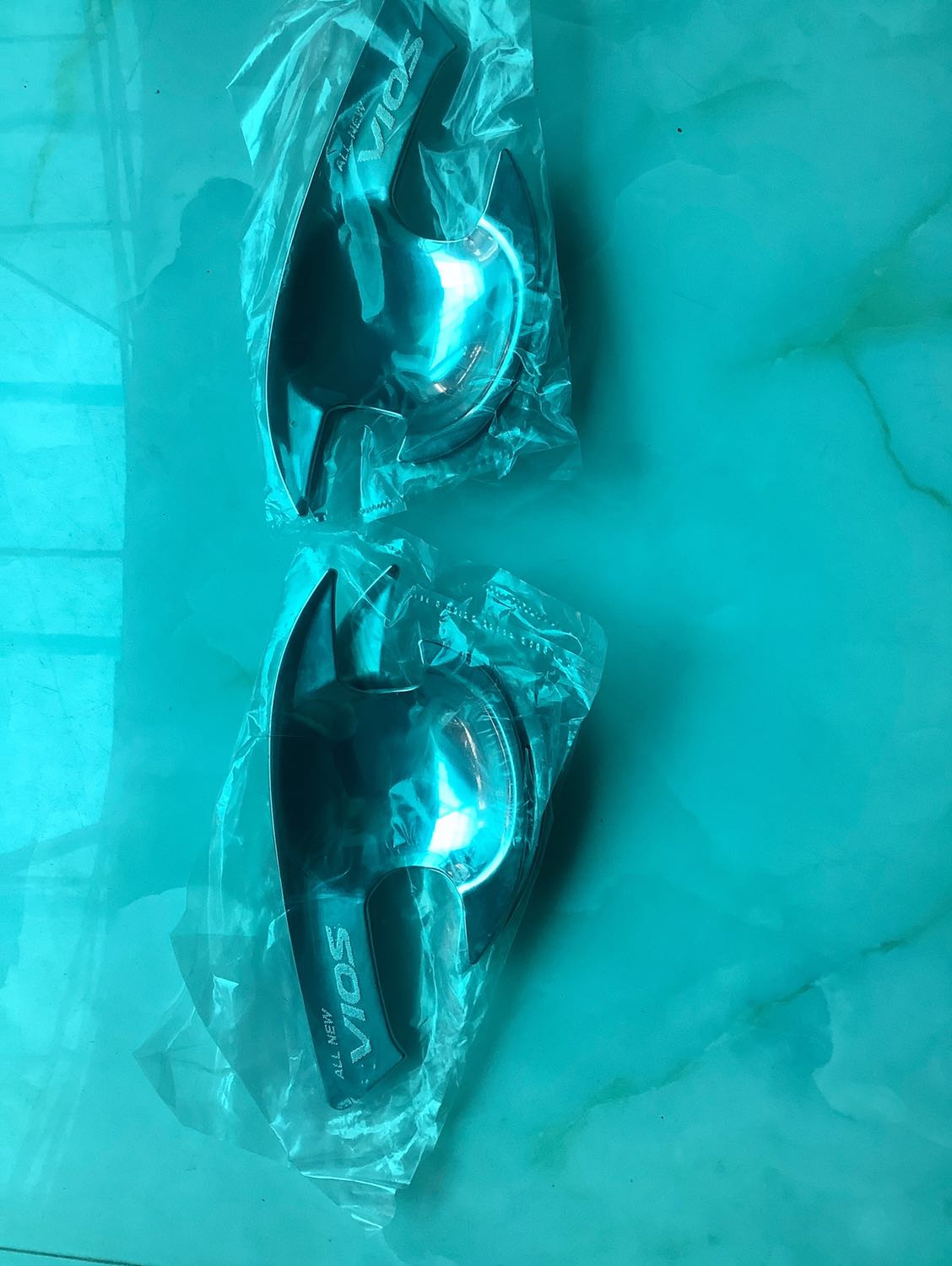 Hõm tay nắm cửa không cùng loại. Ko dán đc vô.