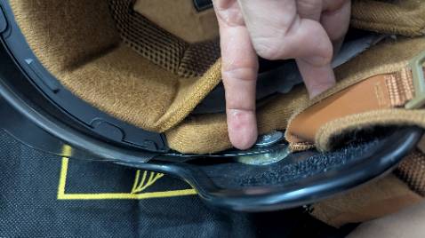 Mũ khá ổn, màu sắc như hình, mút xốp chắc và dày vừa phải. Vỏ nhựa bên ngoài có phần hơi mỏng so với mong đợi. Cảm giác vẫn chắc tay.

Khu vực vành tai, khớp nối có dùng silicon để kết nối (về lâu dài khả năng bị bong tróc là rất cao. Giá rẻ nhất ở thời điểm này so với cùng loại (hãng Ro..), không có lỗ thoát khí như vác mũ cùng loại của hãng khác.

Điểm trừ: phần lắp ráp của kính và khung nón không đồng đều bên trái, có khoảng trống có thẻ nhét vừa đuôi chiếc đũa (xem hình), dùng silicon để hàn-gắn, lớp vỏ nhựa ngoài mỏng.