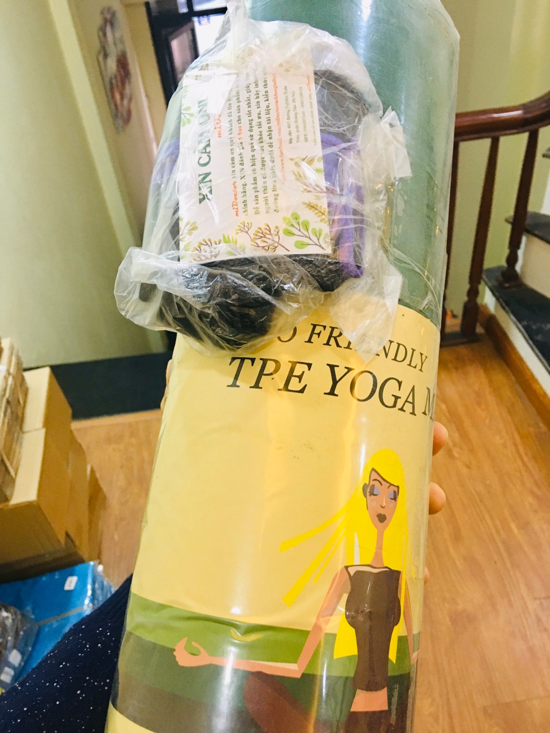 Feedback sau 3 ngày dùng thử:
- Thảm khá êm và bám mặt sàn tốt, nên có gập bụng hoặc gập lưng không bị xô
- Màu sắc có 2 mặt, đều nhám, tuy nhiên có 1 mặt nhám hơn nên để xuống dưới, thì bám chắc chắn hơn.
- Đây là shop duy nhất mình thấy có túi và dây đi kèm, túi đựng tiện lợi khi đi ra ngoài, dây kéo cũng chắc, siết chặt.
- Mình mua thử dùng ok, mua cho bạn gái mình 1 cái màu xanh nữa. đều không bị sẹp, ko bị lún. So với thảm ko có thương hiệu thì tốt hơn hẳn, thảm ko thương hiệu thấy lún lắm, dẫm chân lâu 1 chỗ là không đàn hồi lại bình thường được
- Có nhiều màu sắc chọn lựa, mình thì chọn màu này vì thích màu này và nó sạch sẽ
- Ngoài ra, nó ko mùi cao su công nghiệp như mấy loại kia, được cái dễ dàng lau sạch nữa hihii

Vui quá hà! ủng hộ tiki, ủng hộ miDoctor