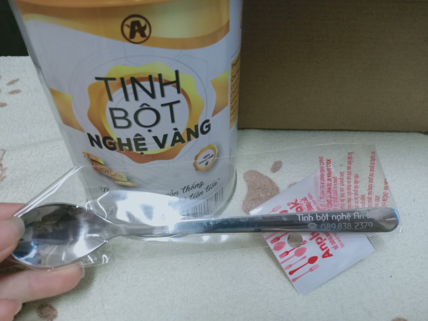 - Sản phẩm được đóng gói cẩn thận, hộp không bị móp méo, được nhận kèm thêm chiếc muỗng xinh xắn, nắp hộp rất chắc chắn, tinh bột nghệ đậm màu, pha uống với mật ong mùi vị thật dễ chịu. Đánh giá sản phẩm 5*