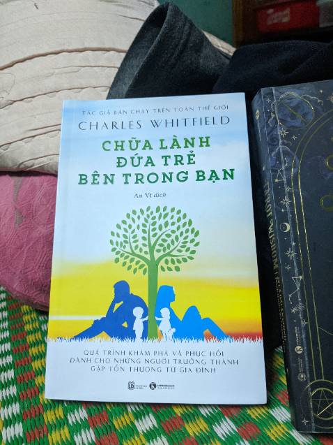 Mình nghiên cứu và sử dụng Ho'oponopono được một thời gian nên hiểu được Inner Child, Tiềm thức nó hoạt động ra sao. Khi cầm quyển này đọc được 1/2 quyển thì cảm nhận những cái tác giả truyền tải và đưa ra cho mình thêm vài góc nhìn về Inner Child, về các trường hợp về PTSD sâu hơn một chút. Vốn dĩ mình trải qua tuổi thơ, quá trình trưởng thành lớn lên như nào thì qua quyển sách cũng mô tả gần hết. Đánh giá về sách thì mình thấy rất ổn, có cái bìa được Design lại cho bắt mắt hơn thì mình nghĩ sẽ được nhiều ng chú ý hơn. Những ai muốn làm Tư vấn tâm lý, hiểu quá trình các bước như nào thì có thể tham khảo quyển này.