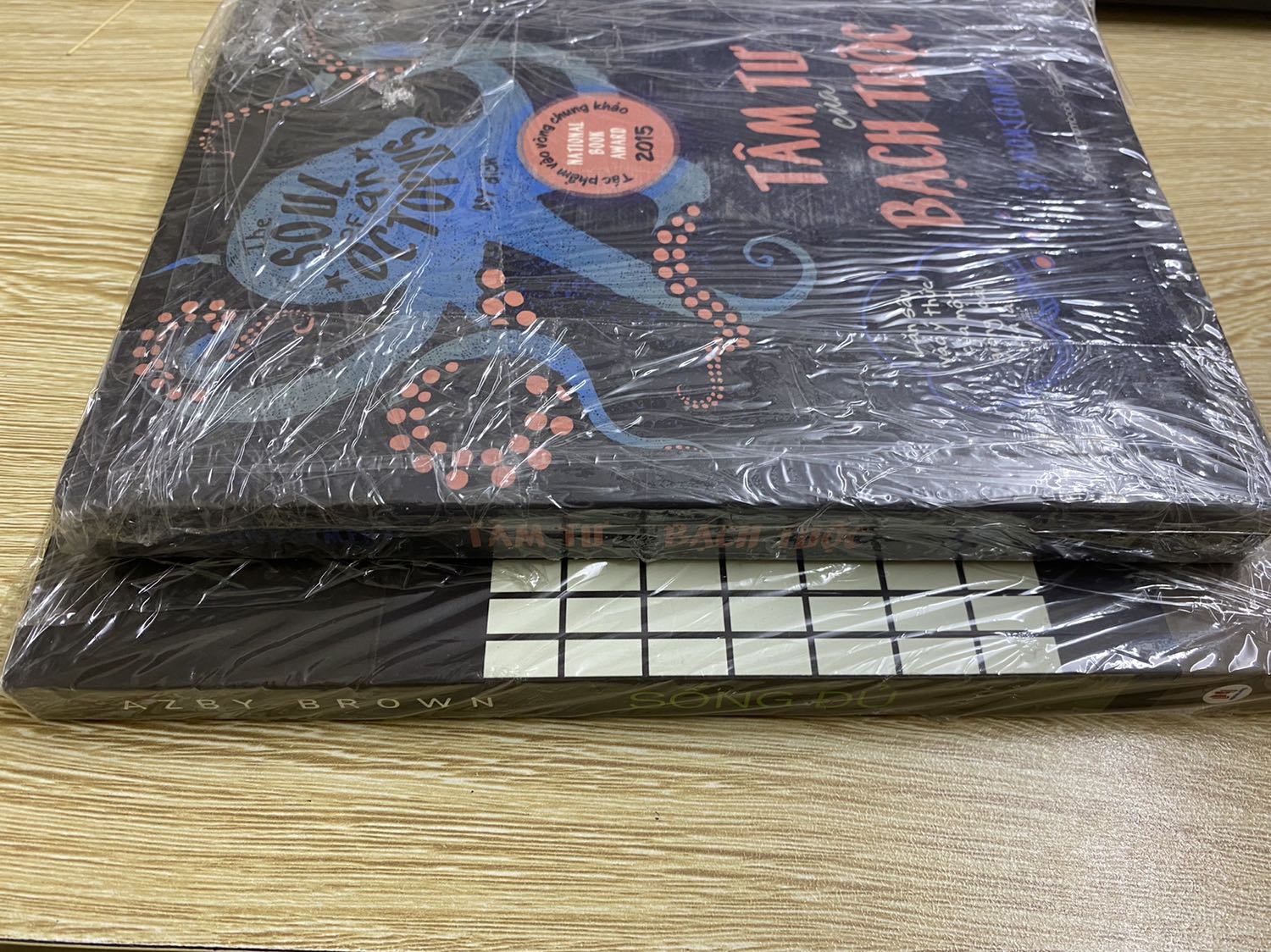 Sách được bọc màng bọc cẩn thận