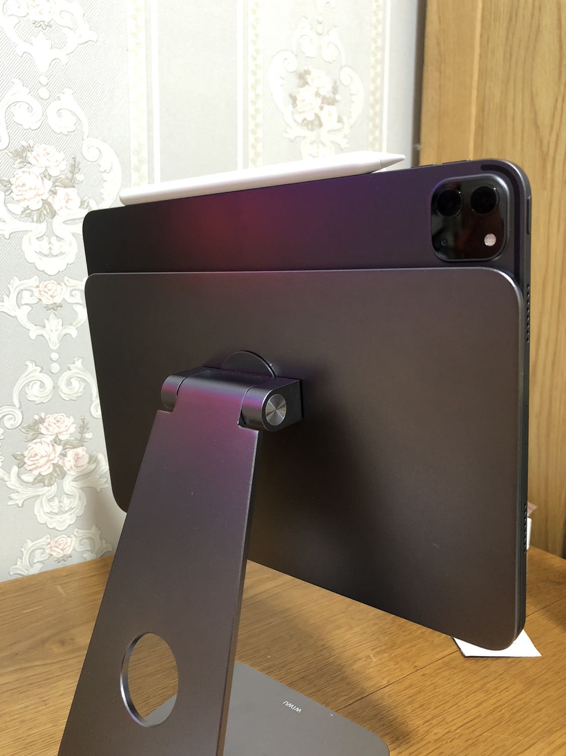 Chân nhìn sang xịn. Rất đầm, khó lay ngã. Nam châm hút mạnh, không có biểu hiện trượt. Đáng đống tiền bát gạo.